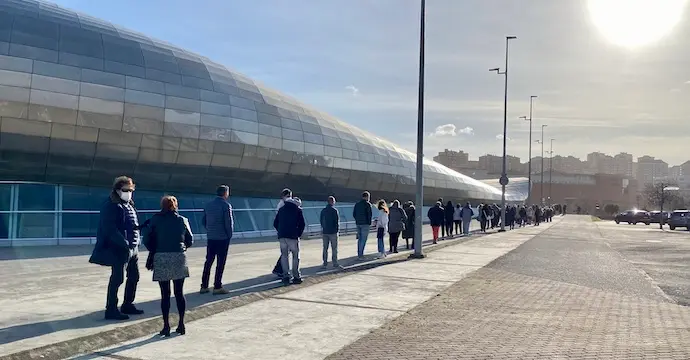 Cola de ciudadanos en el Palacio de Deportes de Santander donde est&aacute; instalado el equipo para realizar pruebas PCR. / HARDY