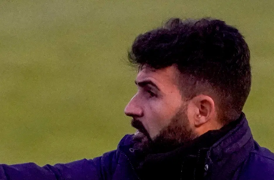 Fern&aacute;ndez Romo, ordenando a sus hombres en el partido del pasado domingo. / Hardy
