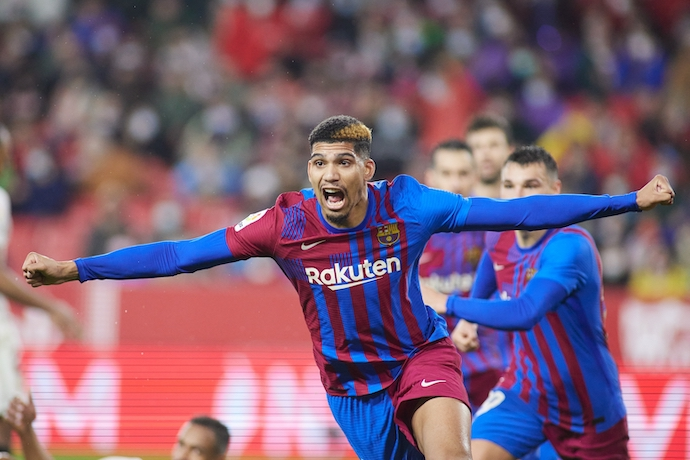 Ronald Araujo del FC Barcelona celebra un gol durante el partido de f&uacute;tbol de la Liga Santander entre el Sevilla FC y el FC Barcelona en el estadio Ram&oacute;n S&aacute;nchez-Pizju&aacute;n el 21 de diciembre de 2021, en Sevilla, Espa&ntilde;a. / AFP
