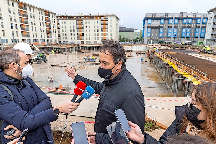 El Consejero de Obras P&uacute;blicas, Jos&eacute; Luis Gochicoa (c) visita las obras de la zona de Nueva Monta&ntilde;a que se derrumb&oacute; hace dos y donde ha anunciado que este jueves comenzar&aacute;n los trabajos de hormigonado de la superficie de la urbanizaci&oacute;n de Nueva Monta&ntilde;a y que podr&iacute;a estar finalizada en abril. EFE/ Celia Ag&uuml;ero Pereda