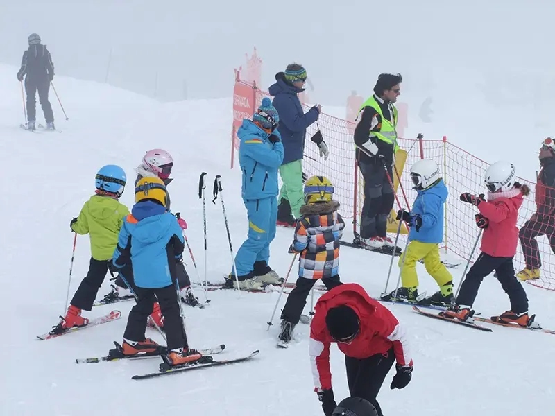 Ni&ntilde;os en las pistas de la estaci&oacute;n de esqu&iacute; de Alto Campoo. / EP