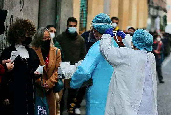 Una sanitaria pone el EPI a otra sanitaria en el Centro de Salud Universidad.C&eacute;zaro De Luca / Europa Press