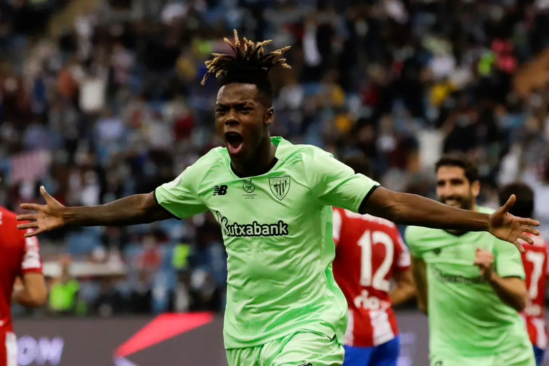 El delantero del Athletic de Bilbao Nico Williams celebra tras marcar el segundo gol ante el Atl&eacute;tico de Madrid, durante el partido de semifinales de la Supercopa de Espa&ntilde;a de f&uacute;tbol que enfrenta al Atl&eacute;tico de Madrid y al Athletic de Bilbao este jueves en el estadio Rey Fahd de Riad. EFE/Julio Munoz