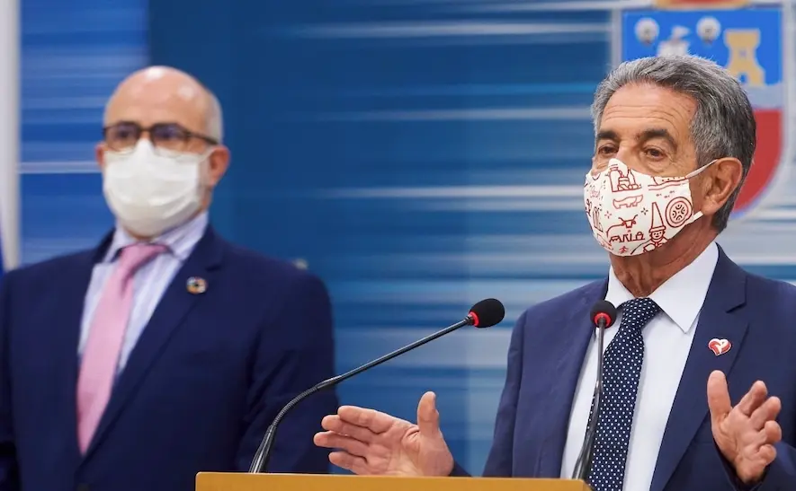 El consejero de Sanidad, Miguel Rodr&iacute;guez y el presidente de Cantabria, M. A. Revilla. / ALERTA