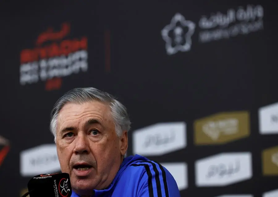 El entrenador del Real Madrid, Carlo Ancelotti, ofrece una rueda de prensa este s&aacute;bado en el estadio Rey Fahd de Riad, capital de Arabia Saud&iacute;, donde ma&ntilde;ana su equipo se enfrenta al Athletic Club en la Final de la Supercopa de Espa&ntilde;a. EFE/Julio Mu&ntilde;oz
