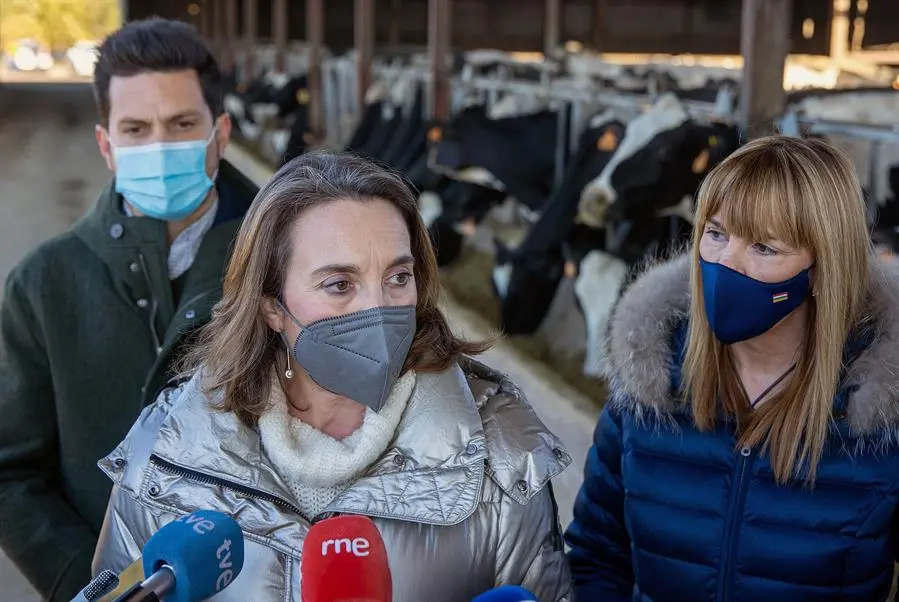 La portavoz del Grupo Popular en el Congreso de los Diputados, Cuca Gamarra (c) se dirige a los medios tras su visita este s&aacute;bado a una granja de producci&oacute;n de leche, de la capital riojana. EFE/ Raquel Manzanares