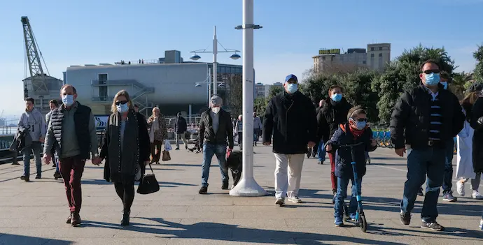 Varias personas transitan por las inmediaciones del Centro Bot&iacute;n de Santander. / Hardy