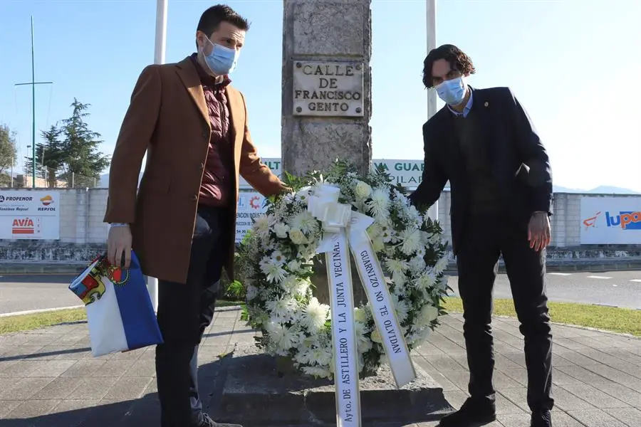 El alcalde de Astillero, Javier Fern&aacute;ndez Sober&oacute;n (d), durante la ofrenda floral del Ayuntamiento de Astillero y la Junta Vecinal de Guarnizo a Paco Gento en el monolito que da nombre a una calle de esta localidad. El Ayuntamiento de Astillero ha decretado tres d&iacute;as de luto oficial por el fallecimiento de Paco Gento y, seg&uacute;n ha anunciado su alcalde, Javier Fern&aacute;ndez Sober&oacute;n, ya est&aacute; trabajando para organizar el "gran acto de homenaje" que se merece el hijo predilecto de este municipio y una de las "mayores leyendas" del f&uacute;tbol mundial. EFE/Celia Ag&uuml;ero Pereda