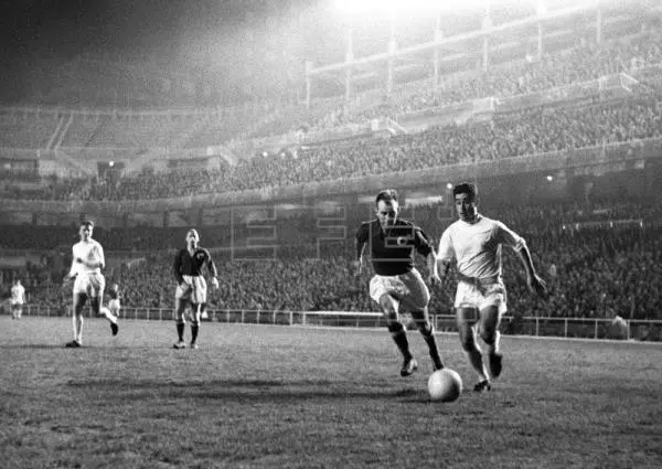 El delantero del Real Madrid Manol&iacute;n Bueno regatea a un defensa sueco del Degerfors en un amistoso jugado en el Bernab&eacute;u en 1961. EFE/ARCHIVO