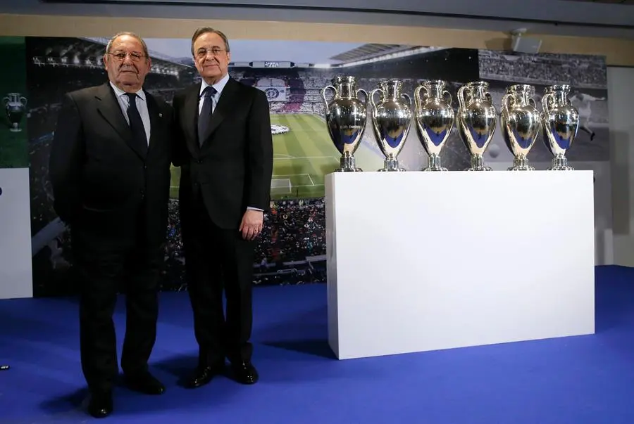 El exfutbolista y presidente de honor del Real Madrid, Paco Gento (i), acompa&ntilde;ado por el presidente del Real Madrid, Florentino P&eacute;rez, durante un acto celebrado en el Santiago Bernab&eacute;u. EFE/Fernando Alvarado/Archivo