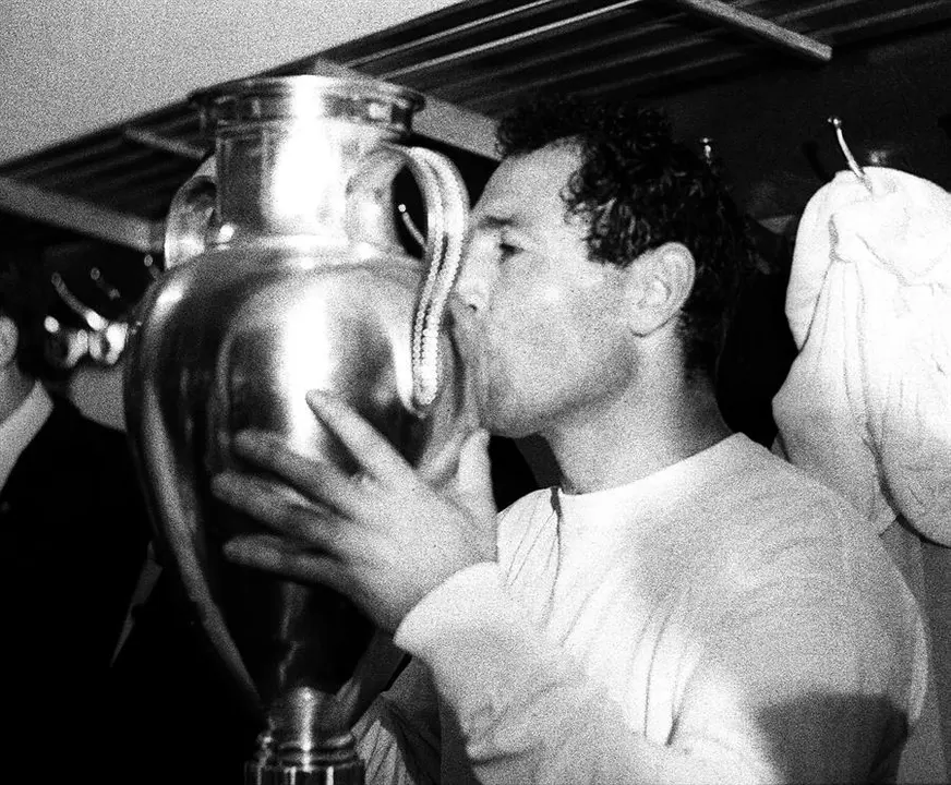 El capit&aacute;n del Real Madrid, Paco Gento besa la VI Copa de Europa conseguida por el equipo blanco en una imagen de archivo. EFE/NR