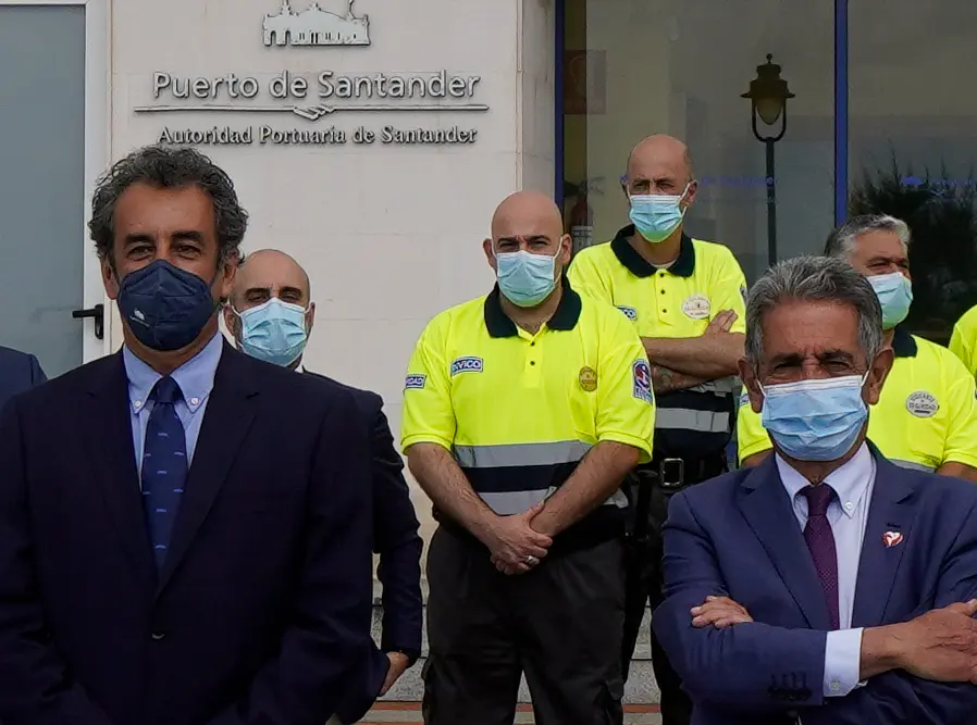 El presidente de la Autoridad Portuaria, Francisco Mart&iacute;n y el presidente de Cantabria, M. A. Revilla durante el nombramiento del primero. / ALERTA