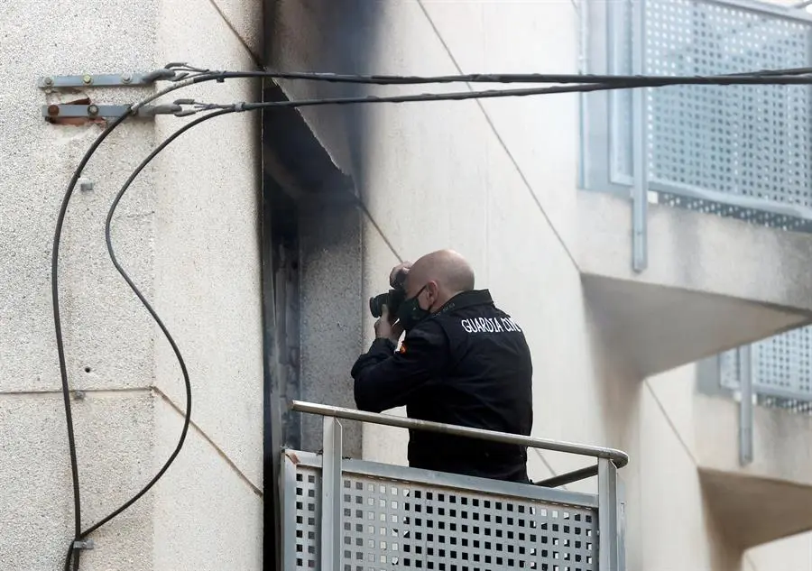 Miembros de la Guardia Civil en las instalaciones a primera hora. EFE/ Kai F&ouml;rsterling