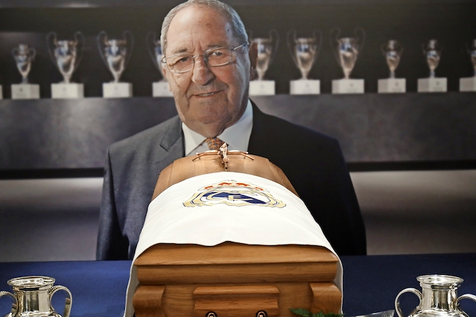 Capilla ardiente con los restos mortales de Paco Gento, en el palco de honor del Estadio Santiago Bernab&eacute;u, a 18 de enero de 2022, en Madrid (Espa&ntilde;a). La leyenda del Real Madrid y &uacute;nico jugador en la historia del f&uacute;tbol en ganar seis Copas de Europa, ha fallecido hoy a los 88 a&ntilde;os de edad. Todos los aficionados que lo han deseado se han acercado a despedir al presidente de honor del Real Madrid al estadio. Su entierro se celebrar&aacute; con posterioridad en el pueblo natal del jugador, Guarnizo (Cantabria), en la m&aacute;s estricta intimidad.
18 ENERO 2022;CAPILLA ARDIENTE;MADRID;PACO GENTO;F&Uacute;TBOL;REAL MADRID
&Oacute;scar J.Barroso/AFP7 / Europa Press
18/1/2022