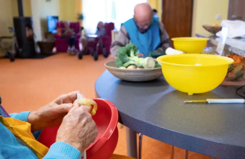 Varias personas de avanzada edad en una residencia de ancianos. / S. D.