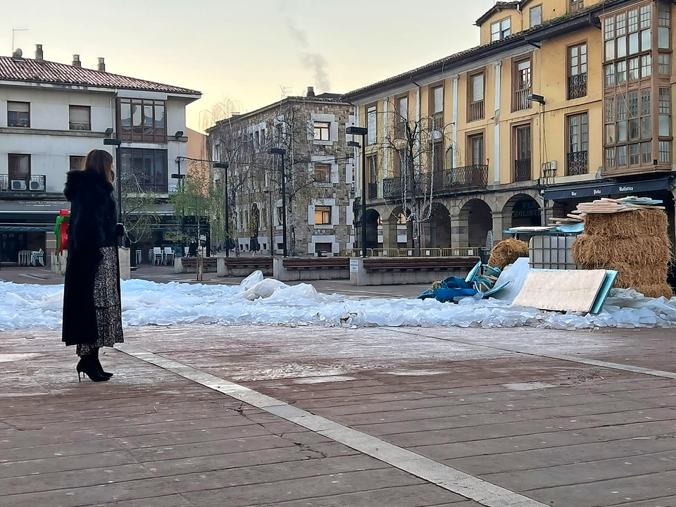 La portavoz popular Marta Fern&aacute;ndez Teijeiro en la plaza Baldomero Iglesias. / ALERTA