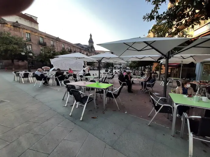 Varias personas en una terraza del centro de Torrelavega. / ALERTA