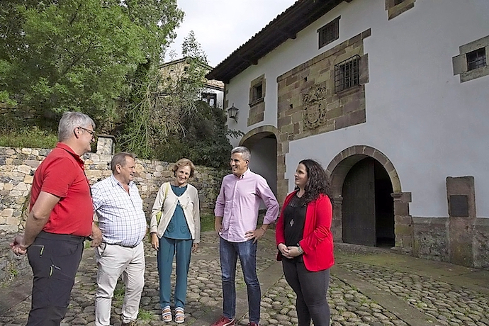 Sara Torres (dcha) junto a Pablo Zuloaga en la Casa Museo de Tudanca, en una foto de archivo de 2019. / ALERTA