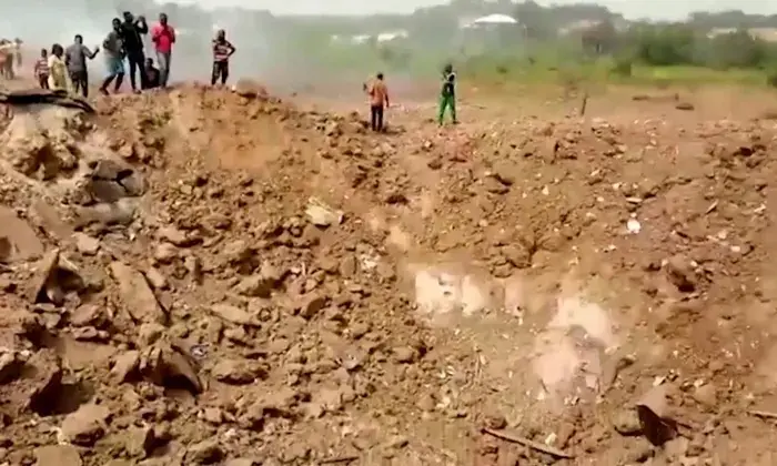 Explosi&oacute;n mortal en Ghana deja enorme cr&aacute;ter tras accidente de cami&oacute;n minero.