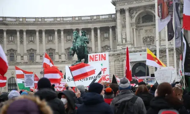 Los austriacos protestan en Viena en diciembre contra los planes de vacunaci&oacute;n obligatoria. Fotograf&iacute;a: Agencia Anadolu/Getty Images