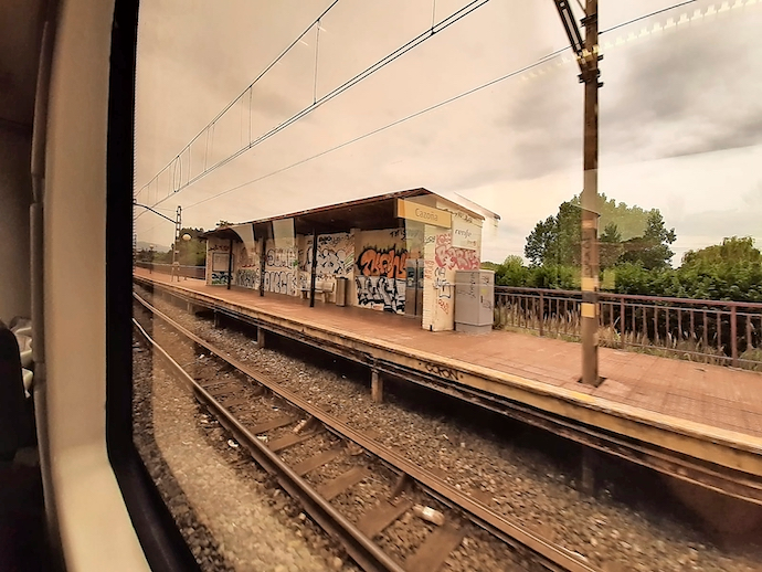 Vista del estado de la estaci&oacute;n de tren en la parada de Cazo&ntilde;a. / ALERTA