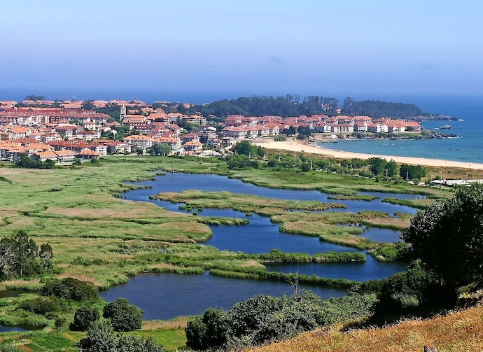 S.Santa.- Cantabria tiene buenas perspectivas de ocupaci&oacute;n pero sabe que depende del tiempo
S.Santa.- Cantabria tiene buenas perspectivas de ocupaci&oacute;n pero sabe que depende del tiempo.
Las perspectivas de ocupaci&oacute;n tur&iacute;stica en Cantabria para esta Semana Santander son buenas aunque el Gobierno regional sabe que depende del tiempo y m&aacute;s cuando este periodo vacacional cae en el mes de marzo y no en abril.

(Foto de ARCHIVO)
03/10/2013