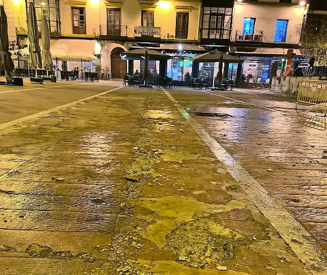 Desperfectos tras la retirada de la pista de hielo.