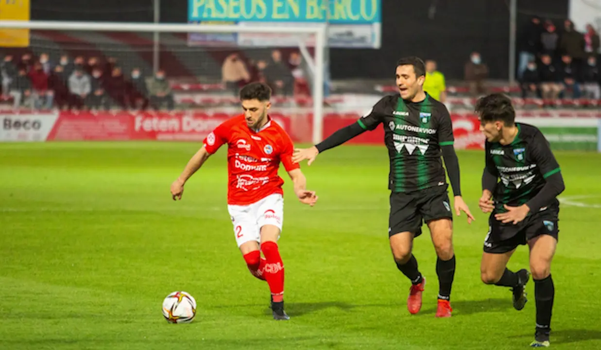 El CD Laredo no pudo dar continuidad al triunfo logrado la jornada anterior, cayendo en San Lorenzo por 0-1 ante el Sestao River. / ALERTA