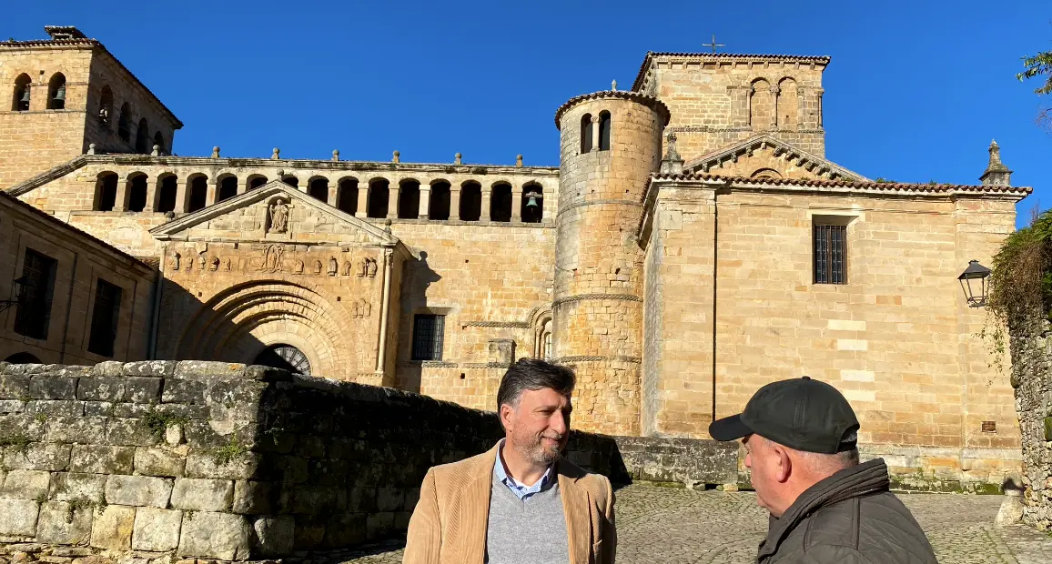 Crist&oacute;bal Palacio en una visita a Santillana, junto el coordinador local del partido, Francisco Javier Gonz&aacute;lez. / ALERTA
