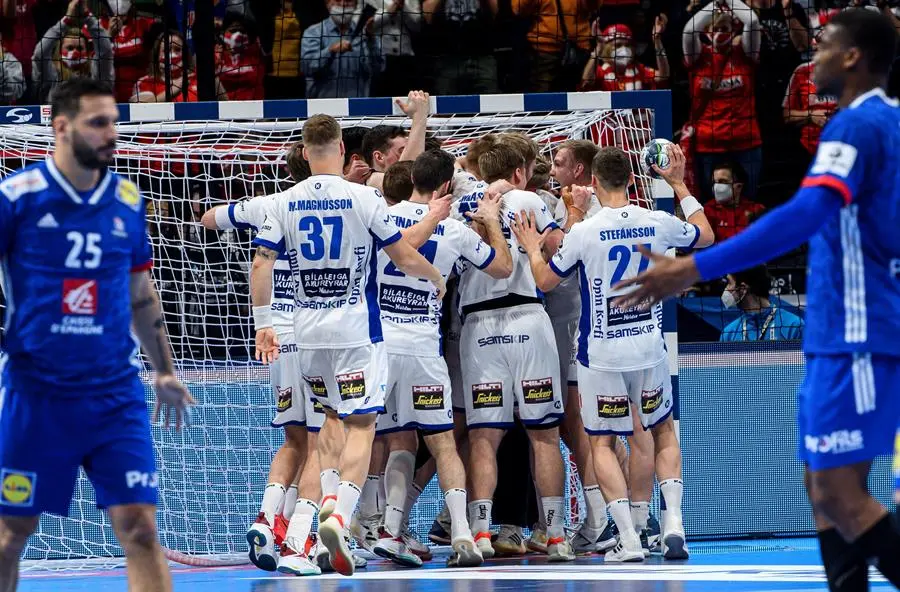 Budapest (Hungr&iacute;a), 22/01/2022.- Los jugadores de Islandia celebran tras ganar el partido de la ronda principal del Campeonato Europeo de Balonmano masculino entre Francia e Islandia en el MVM Dome de Budapest (Hungr&iacute;a), el 22 de enero de 2022. (Balonmano, Francia, Hungr&iacute;a, Islandia) EFE/EPA/Zsolt Szigetvary HUNGRIA FUERA