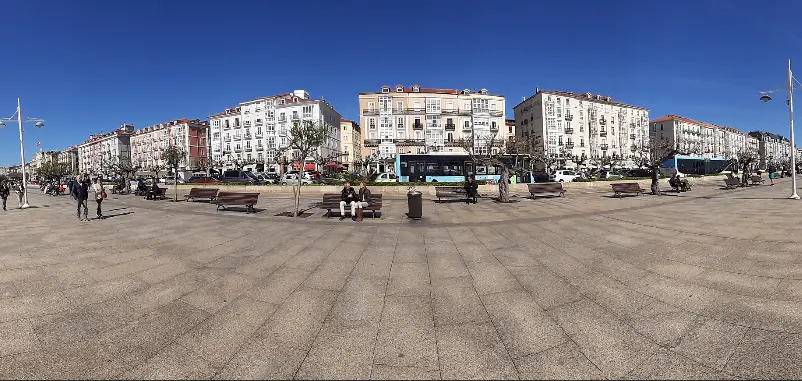 Varias personas transitan por el Paseo Pereda de Santander. / ALERTA