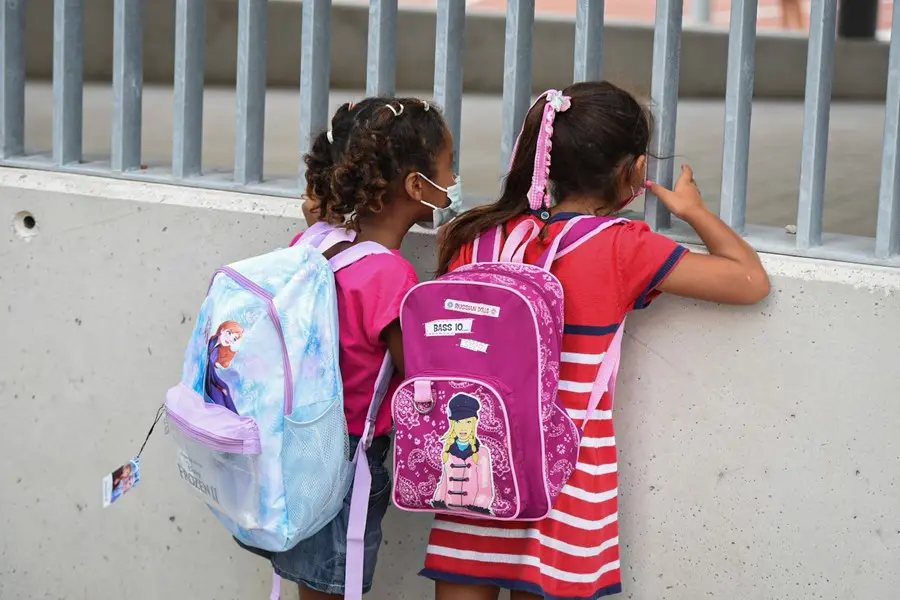 Dos ni&ntilde;as a las puertas del colegio . Archivo -
