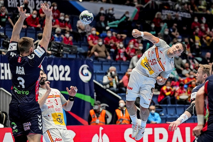 Bratislava (Slovakia (slovak Republic)), 23/01/2022.- Jose Maria Marquez Coloma (R) of Spain in action during the Men's European Handball Championship main round match between Spain and Norway in Bratislava, Slovakia, 23 January 2022. (Balonmano, Noruega, Eslovaquia, Espa&ntilde;a) EFE/EPA/MARTIN DIVISEK
