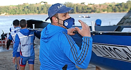 Sergi Carri&oacute;n, con el resto del equipo en Pedre&ntilde;a llevando la &lsquo;San Jos&eacute;&rsquo; al agua.
