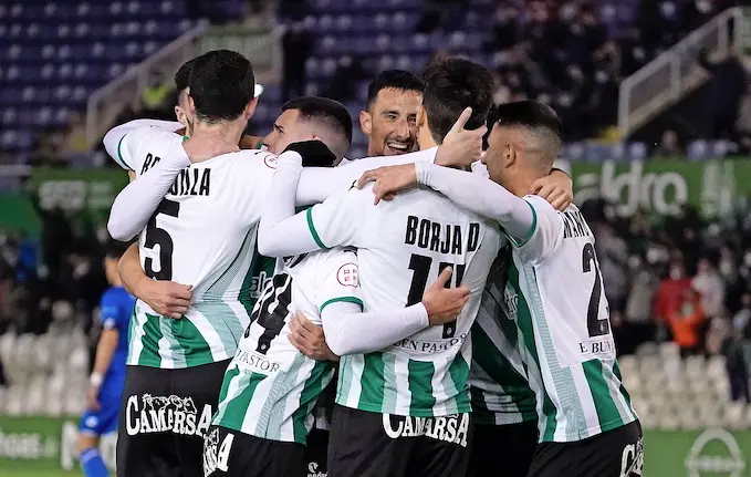 Los jugadores del Racing se abrazan tras anotar el &uacute;nico gol del partido. / 
Hardy