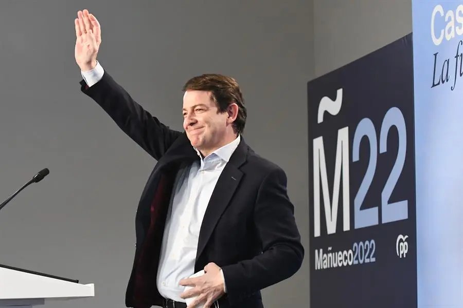 El presidente de la Junta y candidato a la reelecci&oacute;n, Alfonso Fern&aacute;ndez Ma&ntilde;ueco, interviene este jueves en el mitin organizado en el municipio leon&eacute;s de La Ba&ntilde;eza, con el que el PP da inicio a la campa&ntilde;a electoral en Castilla y Le&oacute;n. EFE/ J. Casares