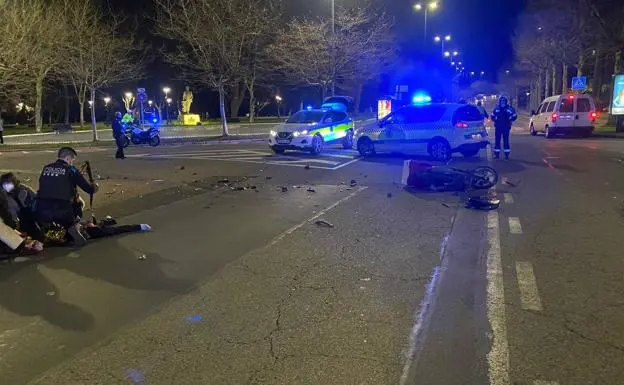 A la izquierda de la imagen, el momento en el que el agente practica el torniquete al joven herido. / PLS