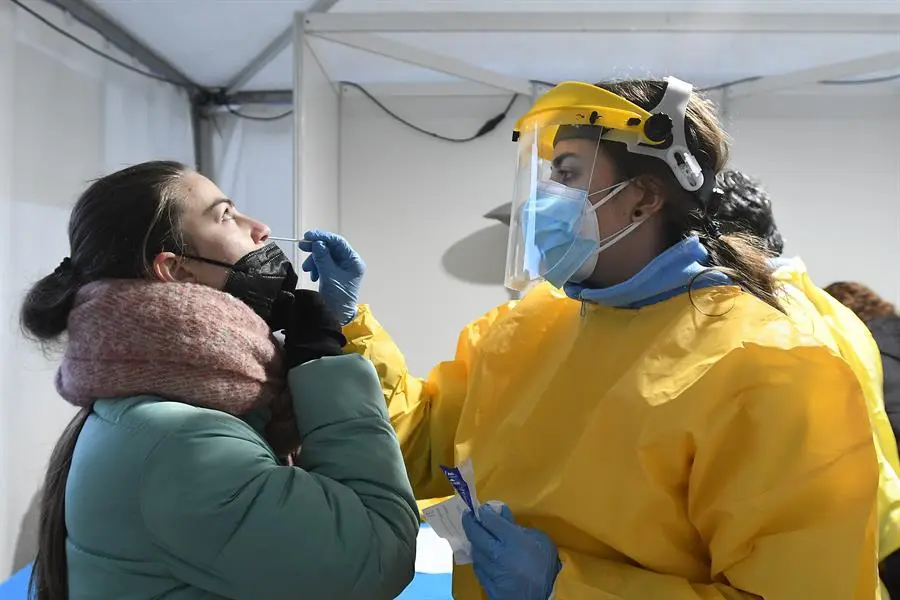 Una t&eacute;cnico sanitaria toma una muestra para un test de ant&iacute;genos. EFE/J. Casares/Archivo