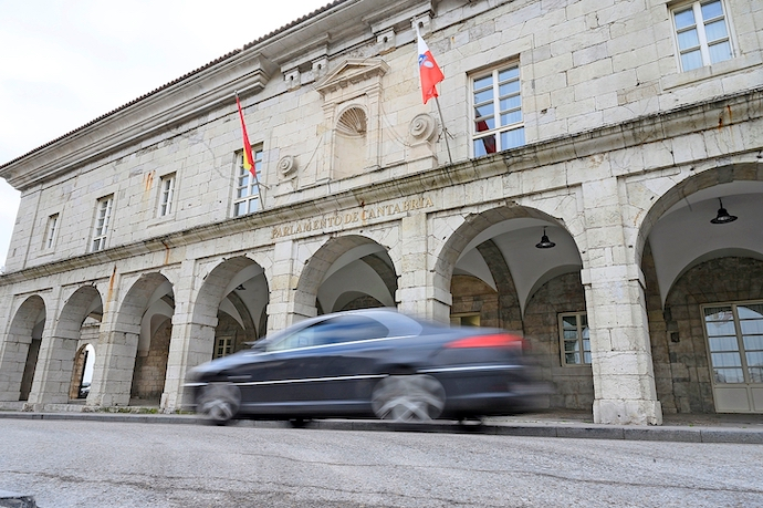 Vista de la fachada principal del Parlamento de Cantabria en la actualidad. El Estatuto de Autonom&iacute;a de Cantabria y el &eacute;xito de su lucha para ser una comunidad cumple ahora 40 a&ntilde;os con la sensaci&oacute;n entre los representantes pol&iacute;ticos de que la regi&oacute;n est&aacute; &laquo;consolidada&raquo; y que mandan mucho en Madrid. / Hoyos