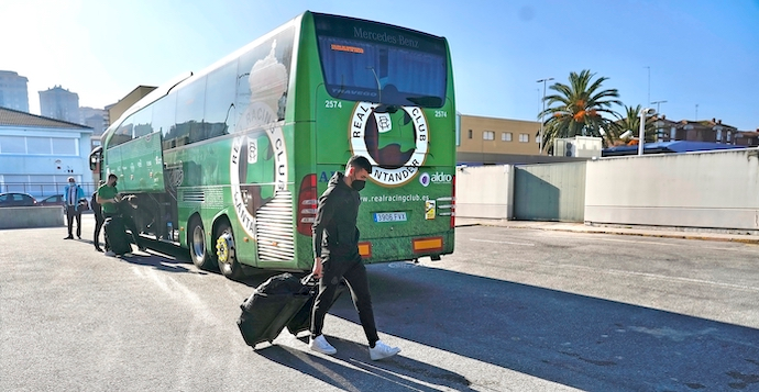 La expedici&oacute;n racinguista volvi&oacute; con las maletas para casa. / Hardy
