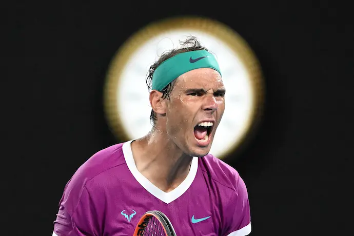 Rafael Nadal, de Espa&ntilde;a, celebra la victoria de un juego durante la final de individuales masculinos contra Daniil Medvedev, de Rusia, en el d&iacute;a 14 del Abierto de Australia en Melbourne Park en Melbourne, el domingo 30 de enero de 2022. (AAP Image/Dave Hunt)