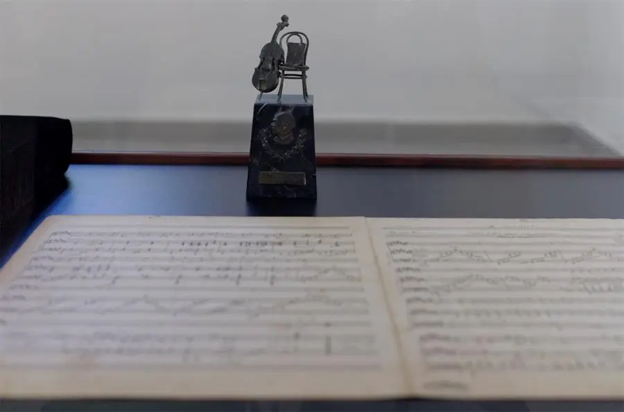Fotograf&iacute;a de una partitura del compositor espa&ntilde;ol Pablo Casals, el 24 de enero de 2022 en la Sala Pablo Casals de la Biblioteca Carnegie en San Juan (Puerto Rico). El poeta espa&ntilde;ol Juan Ram&oacute;n Jim&eacute;nez y el m&uacute;sico Pablo Casals eligieron Puerto Rico como su hogar en el exilio durante sus &uacute;ltimos a&ntilde;os de vida, dejando un importante legado que fue homenajeado esta semana con sendas exposiciones inauguradas por el rey Felipe VI. EFE/ Thais Llorca