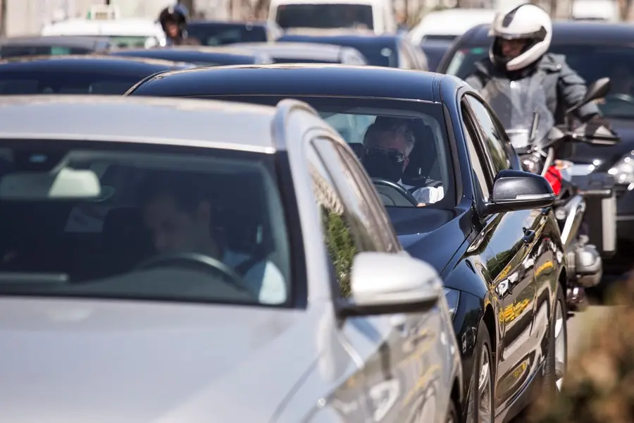 Varios veh&iacute;culos circulan por la carretera en Madrid. / EP
