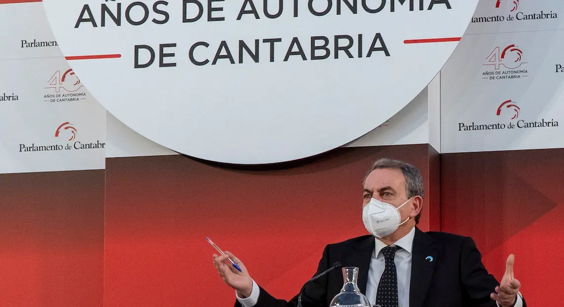 El expresidente del Gobierno Jos&eacute; Luis Rodr&iacute;guez Zapatero, antes de iniciar el ciclo de conferencias sobre la evoluci&oacute;n del Estado auton&oacute;mico, este mi&eacute;rcoles en el patio del Parlamento. EFE/ Rom&aacute;n G. Aguilera