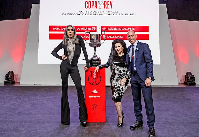 El presidente de la RFEF, Luis Rubiales, junto a los artistas Alaska y Mario Vaquerizo, durante el sorteo de las semifinales de la Copa del Rey. / Garc&iacute;a