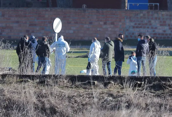 Agentes de la Guardia Civil investigan el cad&aacute;ver de una mujer encontrado a tres kil&oacute;metros de Traspinedo, mientras esperan su levantamiento para su identificaci&oacute;n, a 5 de febrero de 2022, en Valladolid (Espa&ntilde;a). El jefe de la Comandancia de la Guardia Civil de Valladolid, Miguel Recio, sospecha que pod&iacute;a tratarse del cad&aacute;ver de Esther L&oacute;pez de la Rosa, de 35 a&ntilde;os vecina de Traspinedo, desaparecida el 13 de enero.
Photogenic/Claudia Alba / Europa Press
05/2/2022