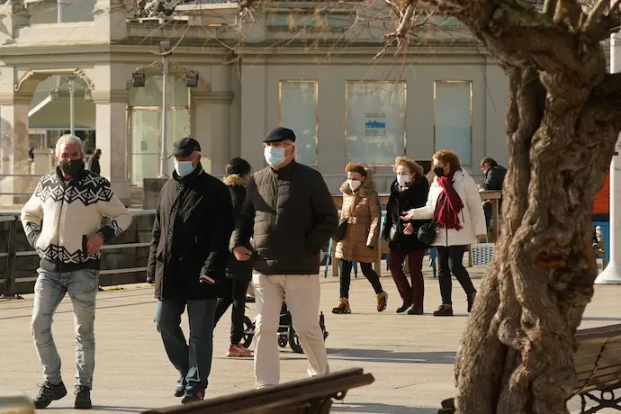 Varias personas por el Paseo Pereda de Santander. /HARDY