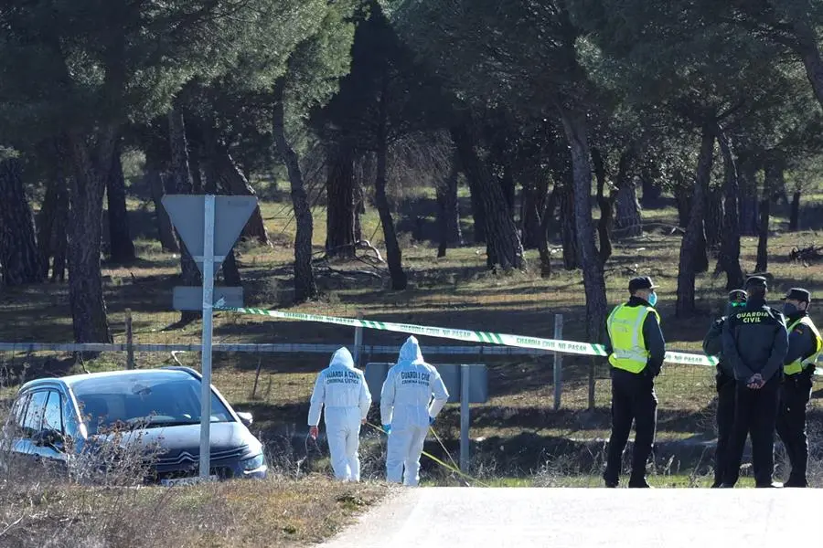 Efectivos de la polic&iacute;a cient&iacute;fica de la Guardia Civil en el lugar donde hoy ha sido hallado un cuerpo de la joven Esther L&oacute;pez, de 35 a&ntilde;os, desaparecida hace veinticinco d&iacute;as en Traspinedo (Valladolid). EFE/R. Garc&iacute;a
