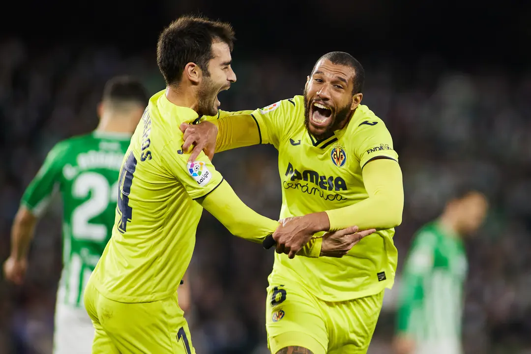 Etienne Capoue, del Villarreal, celebra un gol durante el partido de f&uacute;tbol de La Liga Santander entre el Real Betis y el Villarreal CF en el estadio Benito Villamar&iacute;n el 6 de febrero de 2022, en Sevilla, Espa&ntilde;a.