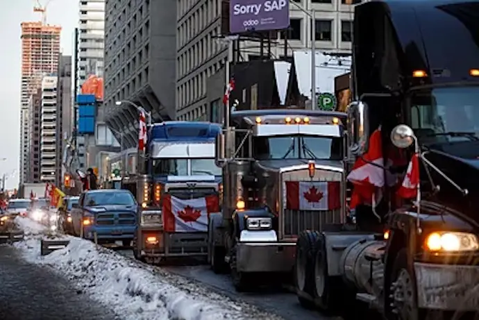 Varios camiones bloquean una calle de Ottawa, este domingo.COLE BURSTONAFP